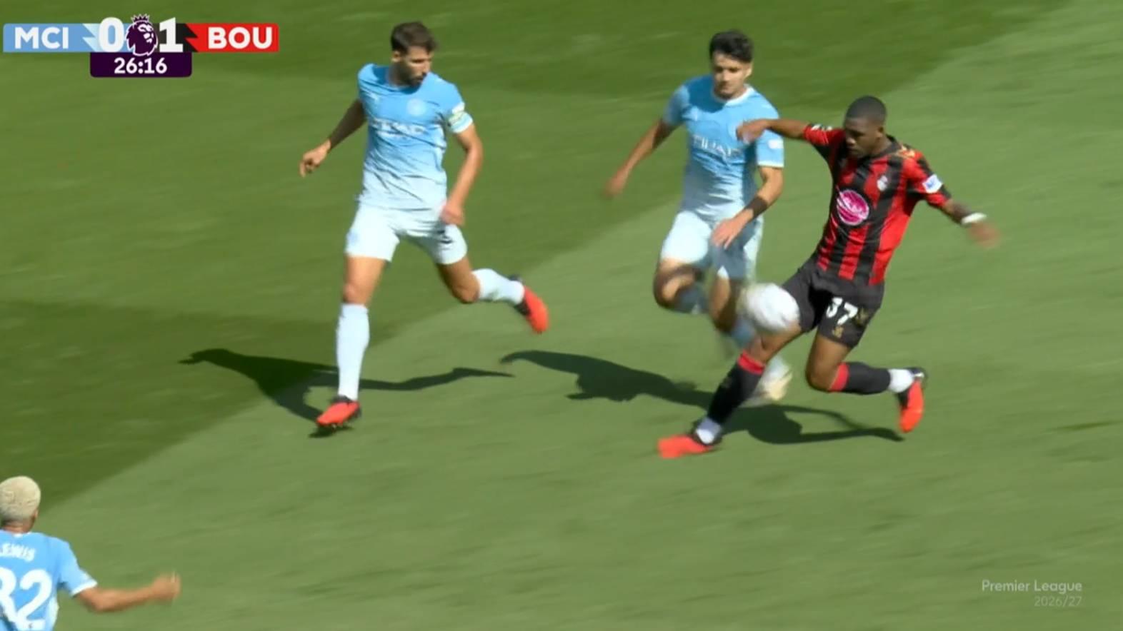 Rayan 'desmonta' defesa do City com giro e aciona Evanilson que dá assistência para gol do Bournemouth