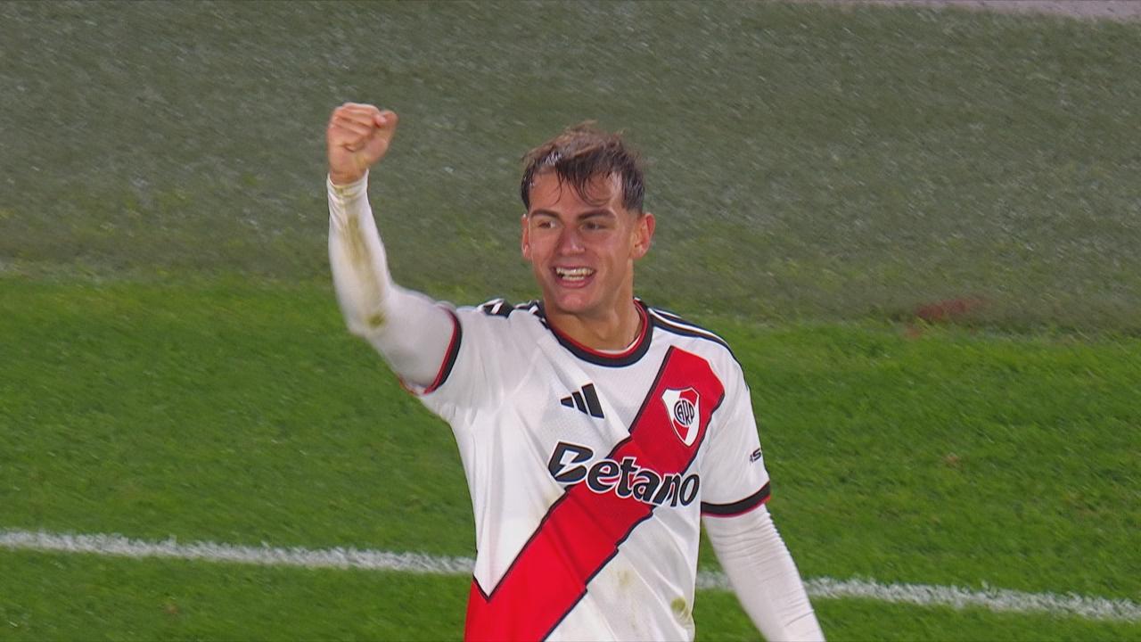 Con una dosis de fortuna, River amplió la ventaja sobre Vélez