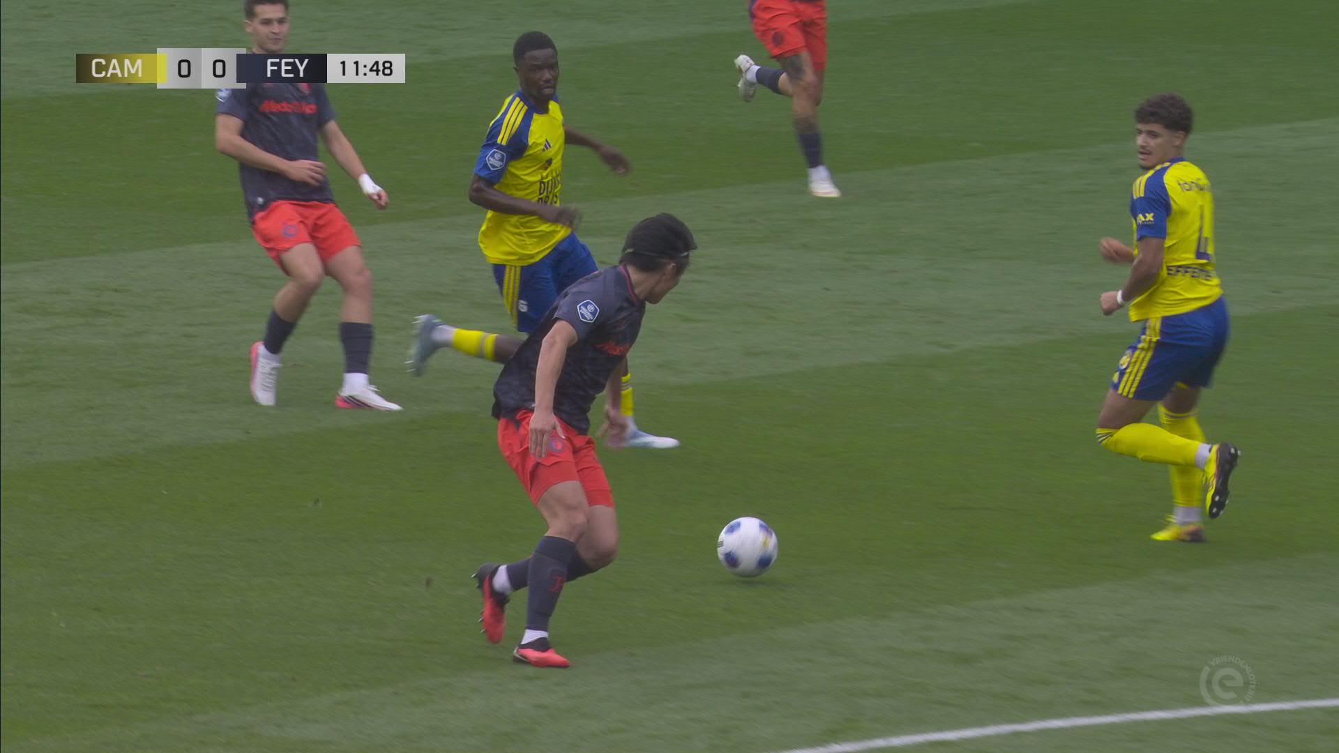 Door vuurwerk in het uitvak wordt de wedstrijd tussen Cambuur en Feyenoord tijdelijk gestaakt