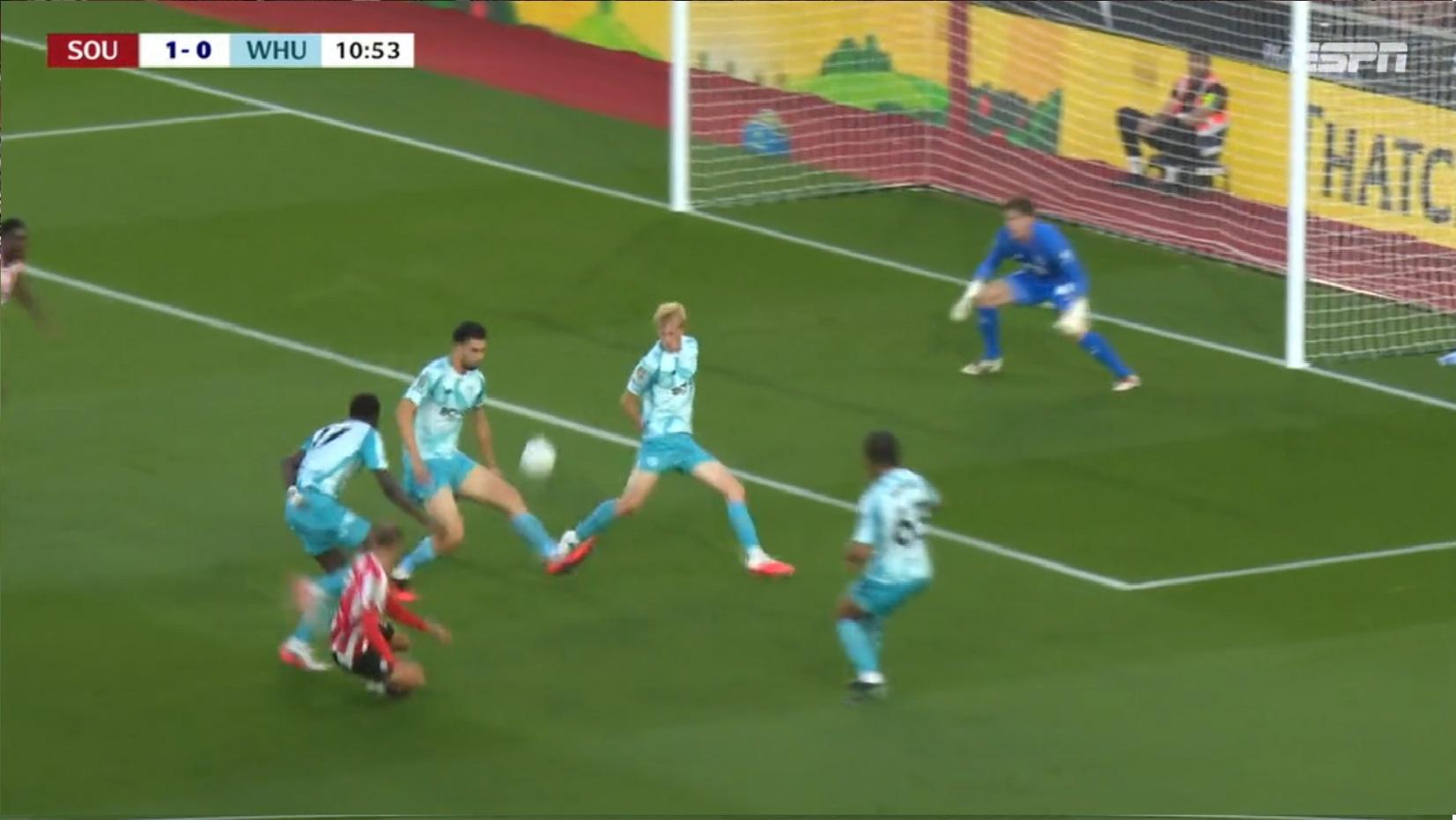 GOL BRASILEIRO! Léo Scienza faz GOLAÇO para abrir o placar do jogo para o Southampton contra o West Ham na Copa da Liga Inglesa; VEJA