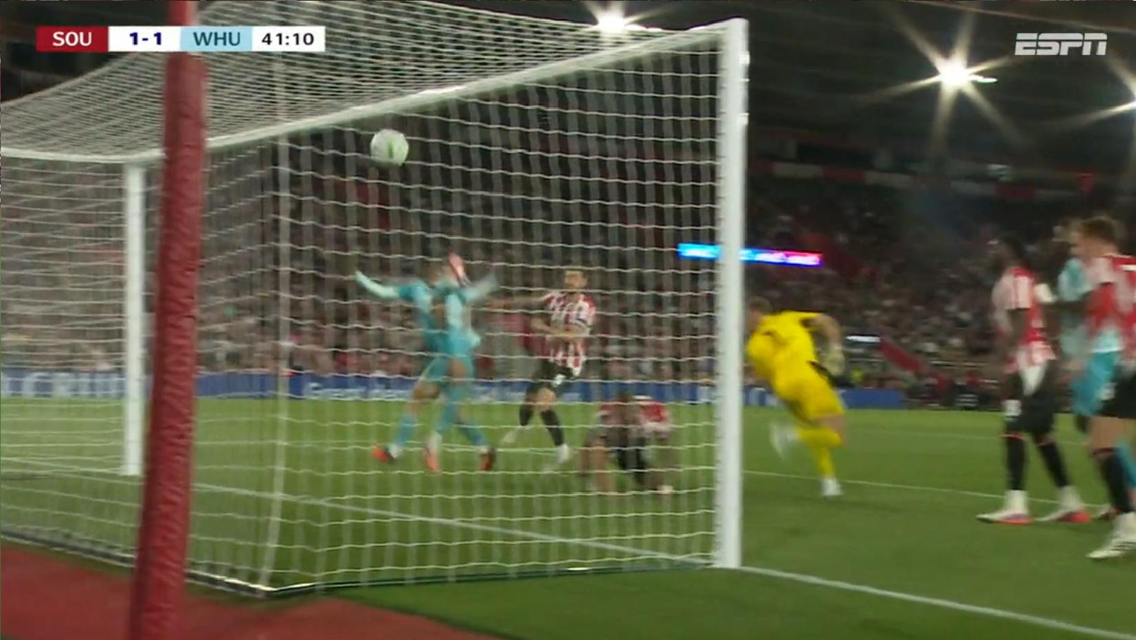 E VEIO O EMPATE! Em cobrança de escanteio, Peretz sai muito mal do gol, e Ayala aproveita para igualar o placar do jogo contra o Southampton na Copa da Liga Inglesa; VEJA