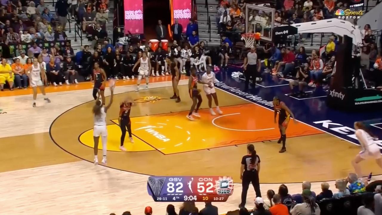 Kaila Charles castiga con un triple clave