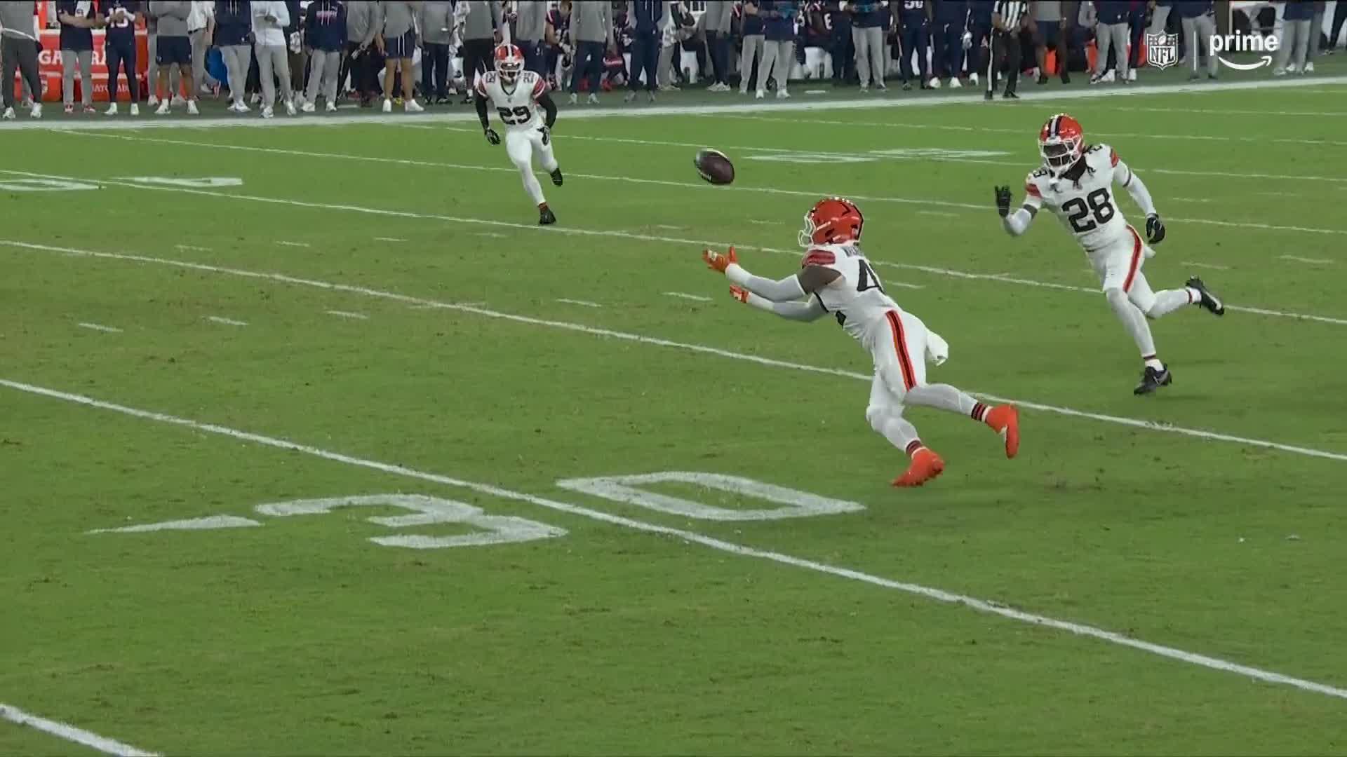 Rebote inesperado en un zapato termina en intercepción de Cleveland
