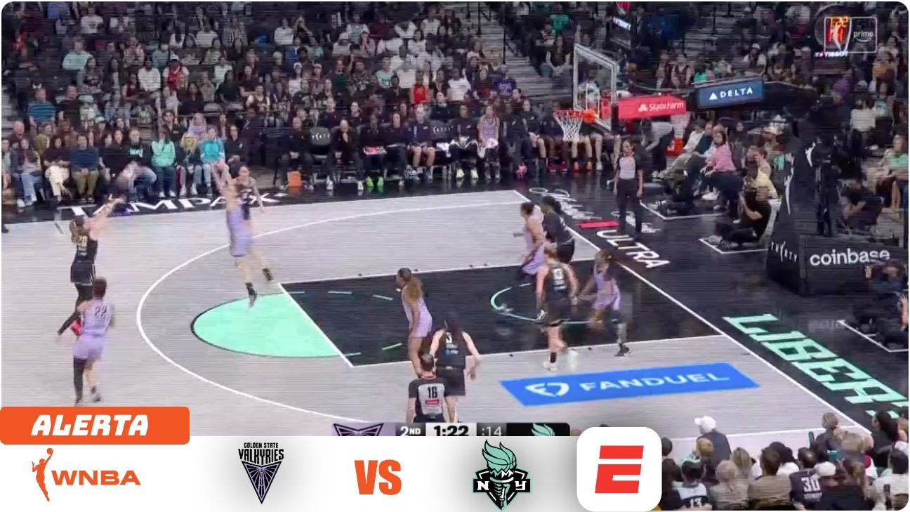 Sabrina Ionescu enciende la ofensiva con un triple