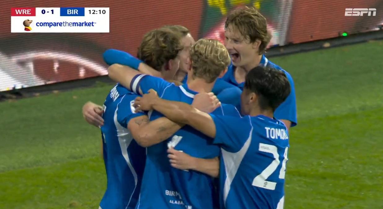 Gol do Birmingham! Phil Neumann aproveita 'bloqueio aéreo' em escanteio, cabeceia firme e marca contra o Wrexham; veja