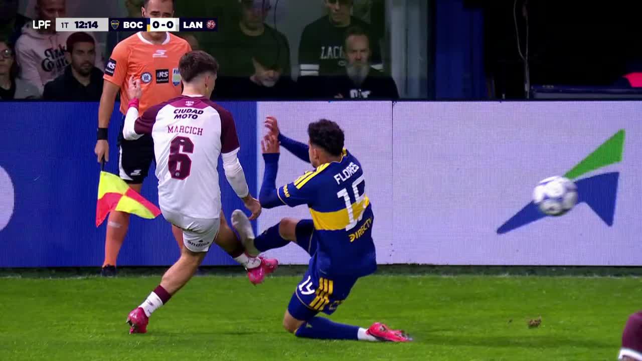 El planchazo de Flores en el inicio del partido