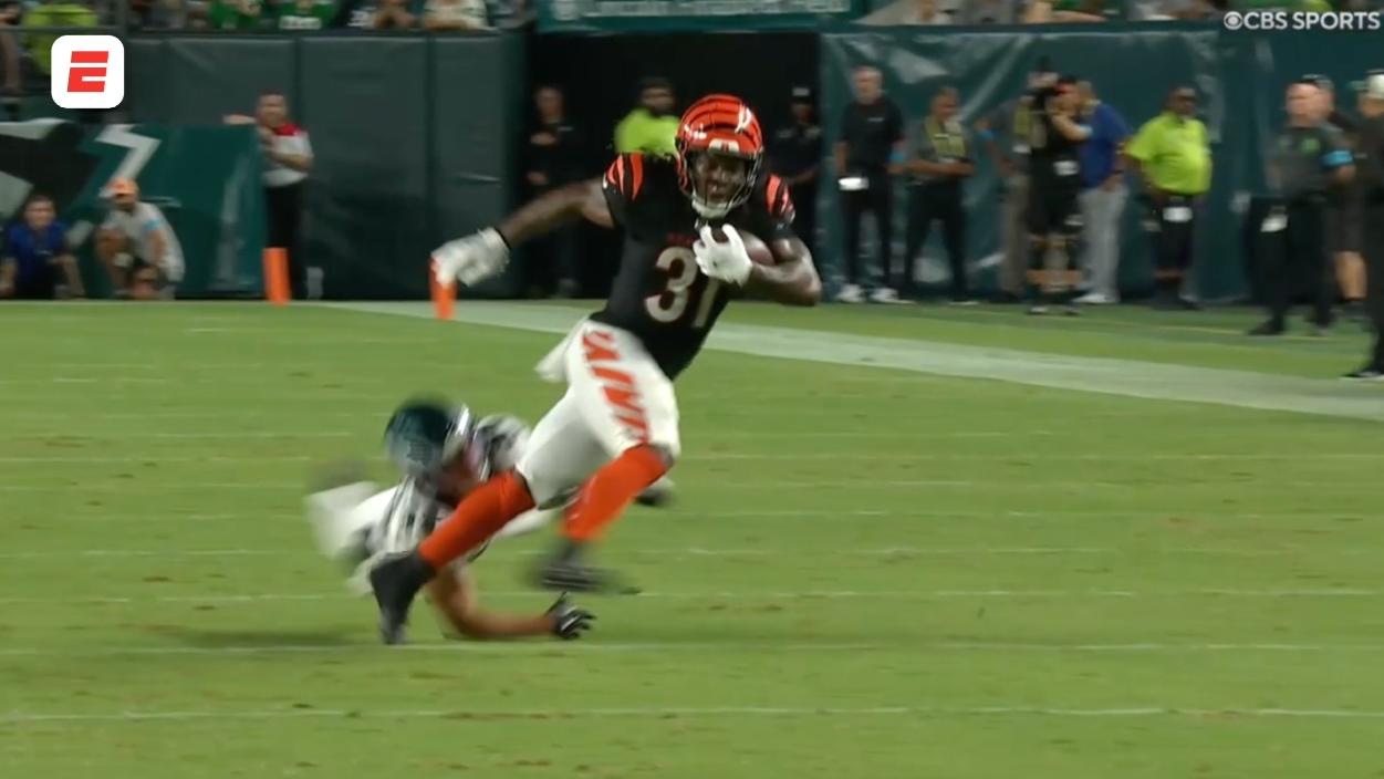 Kentrel Bullock gana yardas por tierra