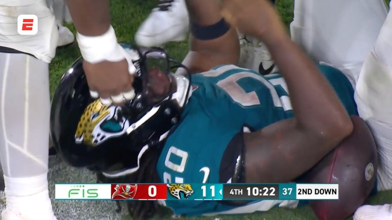 Jack Pyburn llega al backfield y detiene la jugada para pérdida