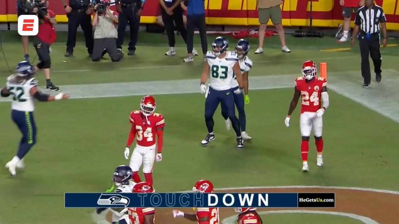 Nick Vannett se eleva en la zona de anotación y consigue el touchdown