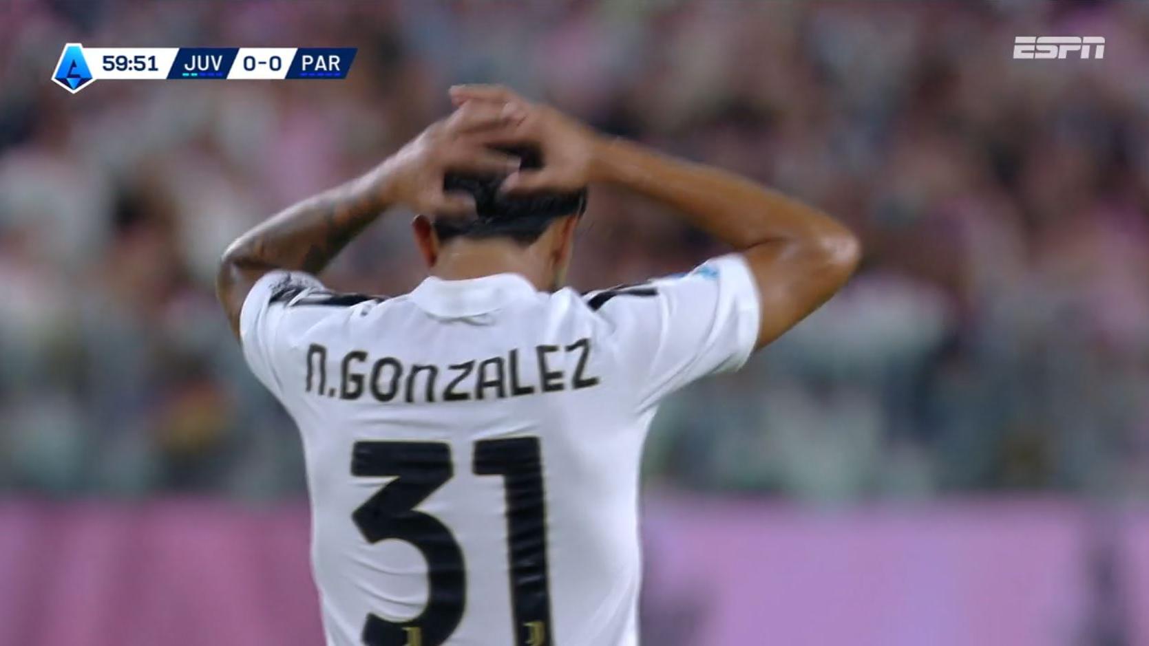Seria um golaço! Nicolás González acerta chutaço de primeira, mas goleito do Parma defende
