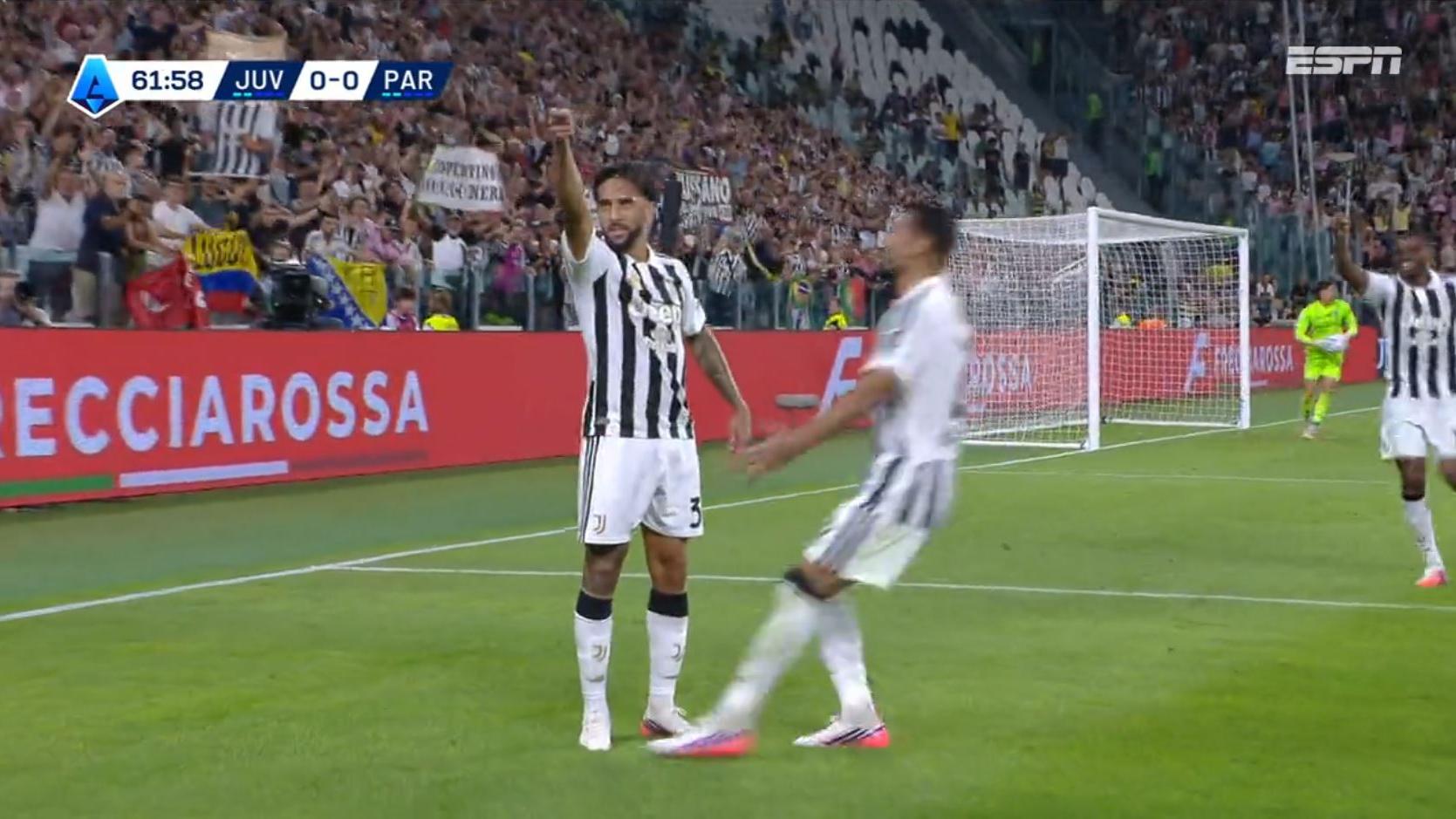 Gol da Juventus! Nicolás González acerta a trave de fora da área, pega o próprio rebote e abre o placar