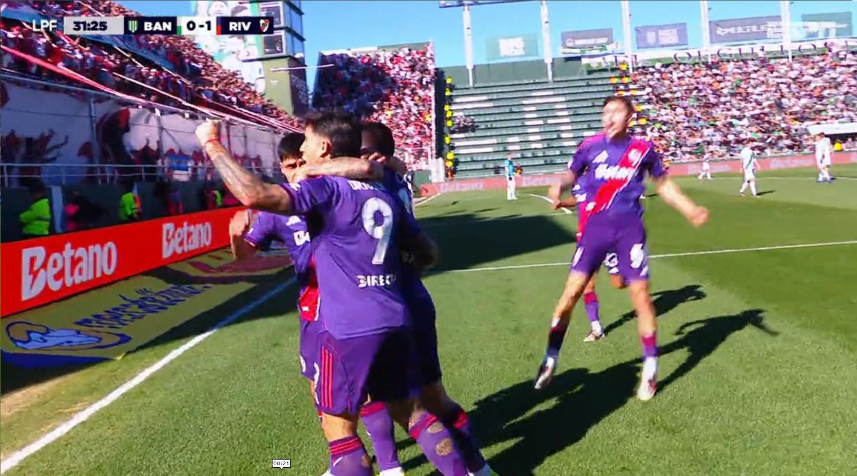 Golaço do River! Driussi recebe passe ABSURDO de Ángel Correa e abre o placar contra o Banield; VEJA