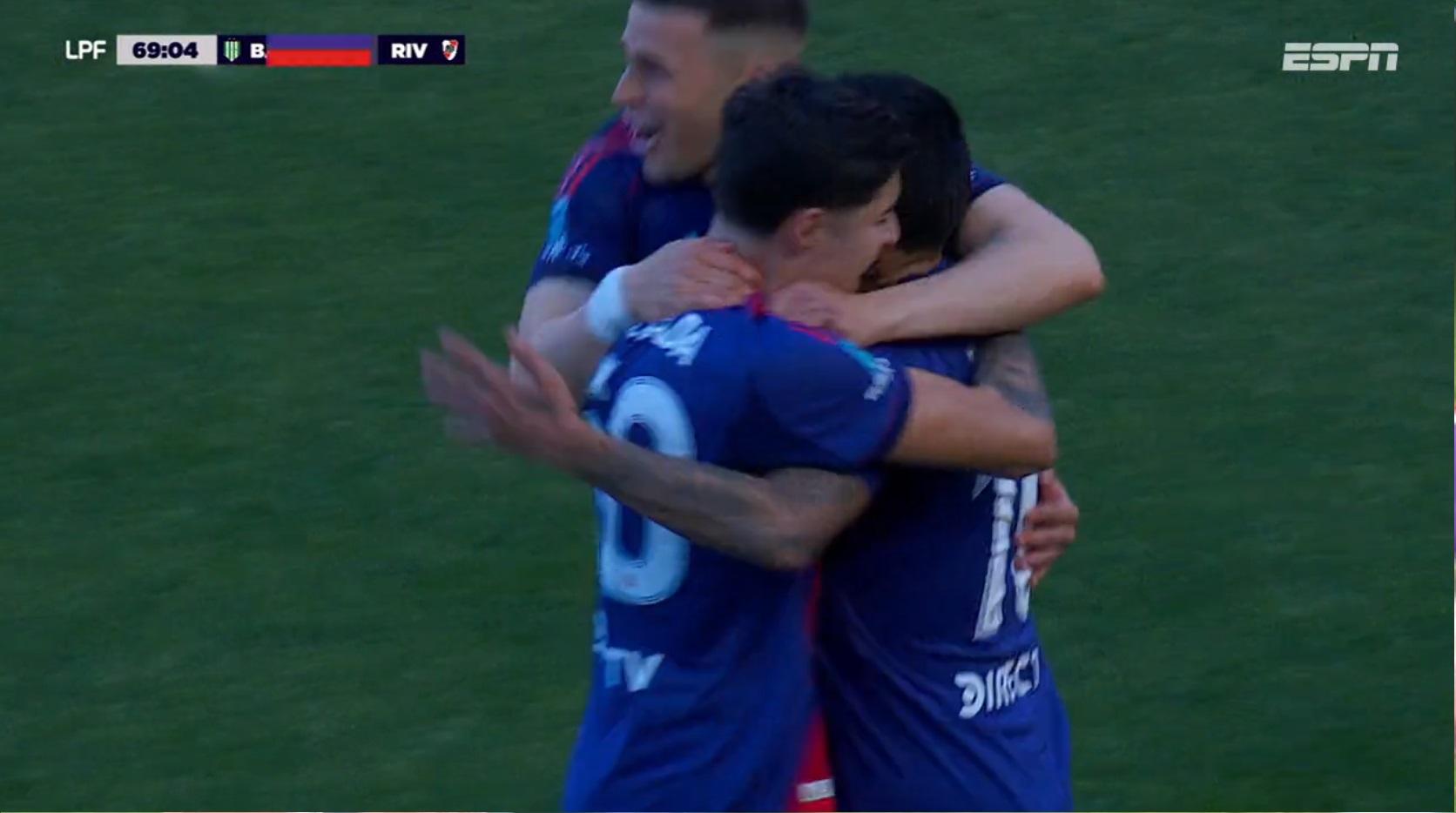Gol do River Plate! Ángel Correa escorrega, mas consegue bater forte e amplia contra o Banfield; VEJA