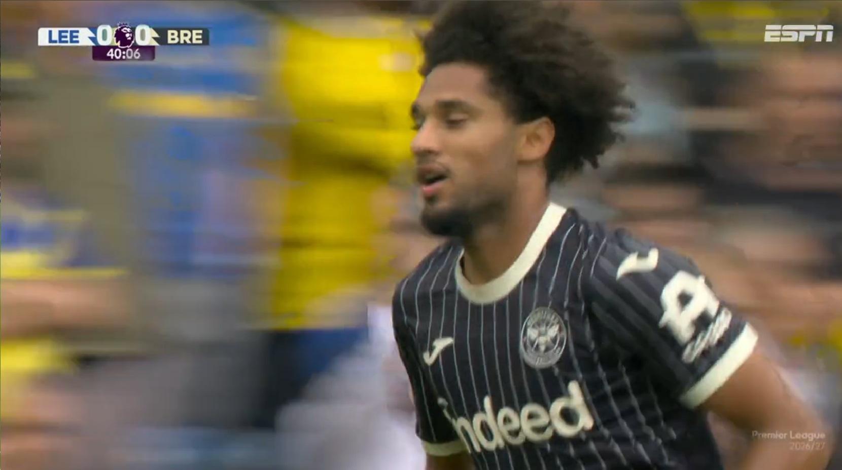 Gol do Brentford! Schade desvia cruzamento de Lewis-Potter e abre o placar contra o Leeds na Premier League