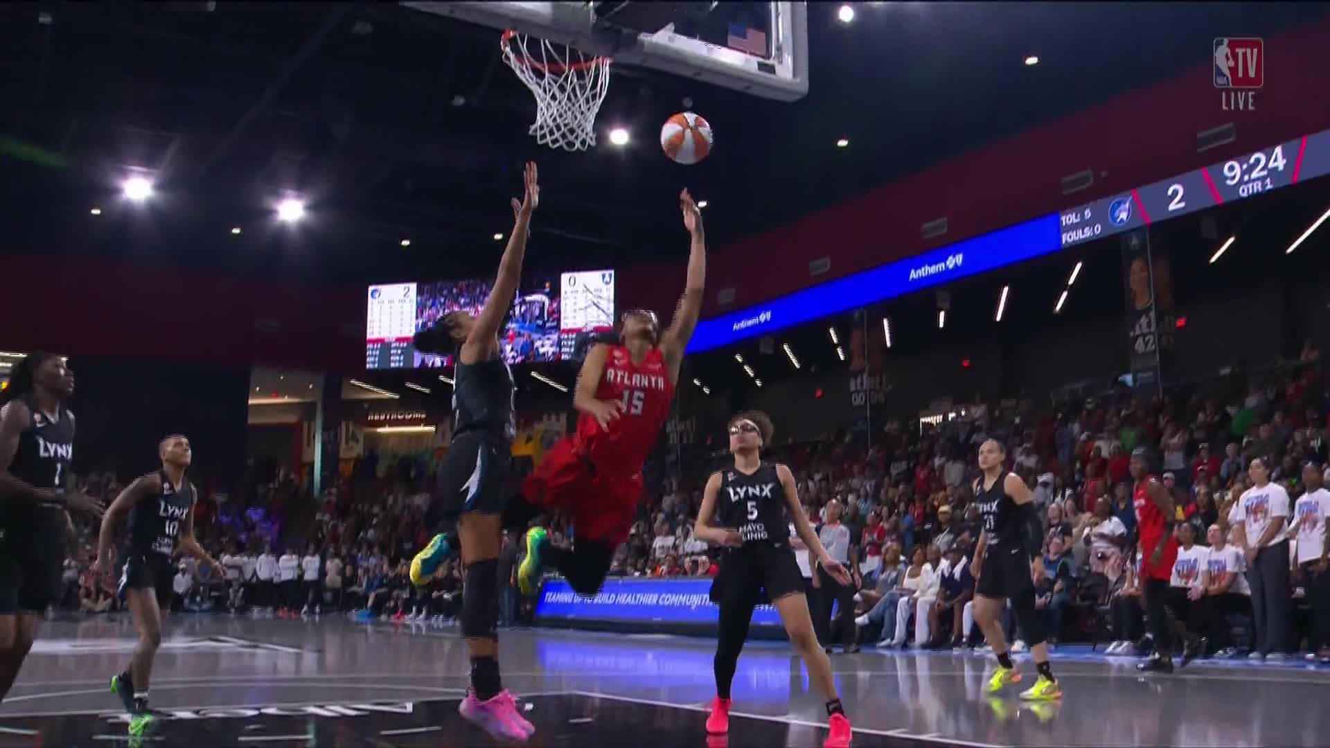 ¡Allisha Gray gira y encesta un layup para el Dream!
