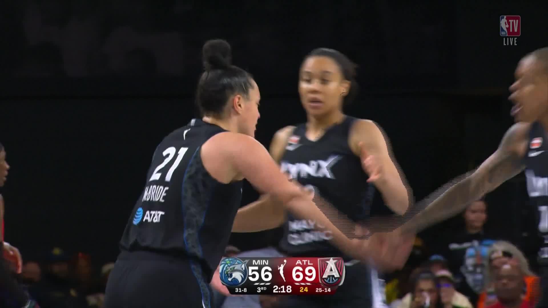 ¡Kayla McBride descuenta para las Lynx con un triple fantástico!