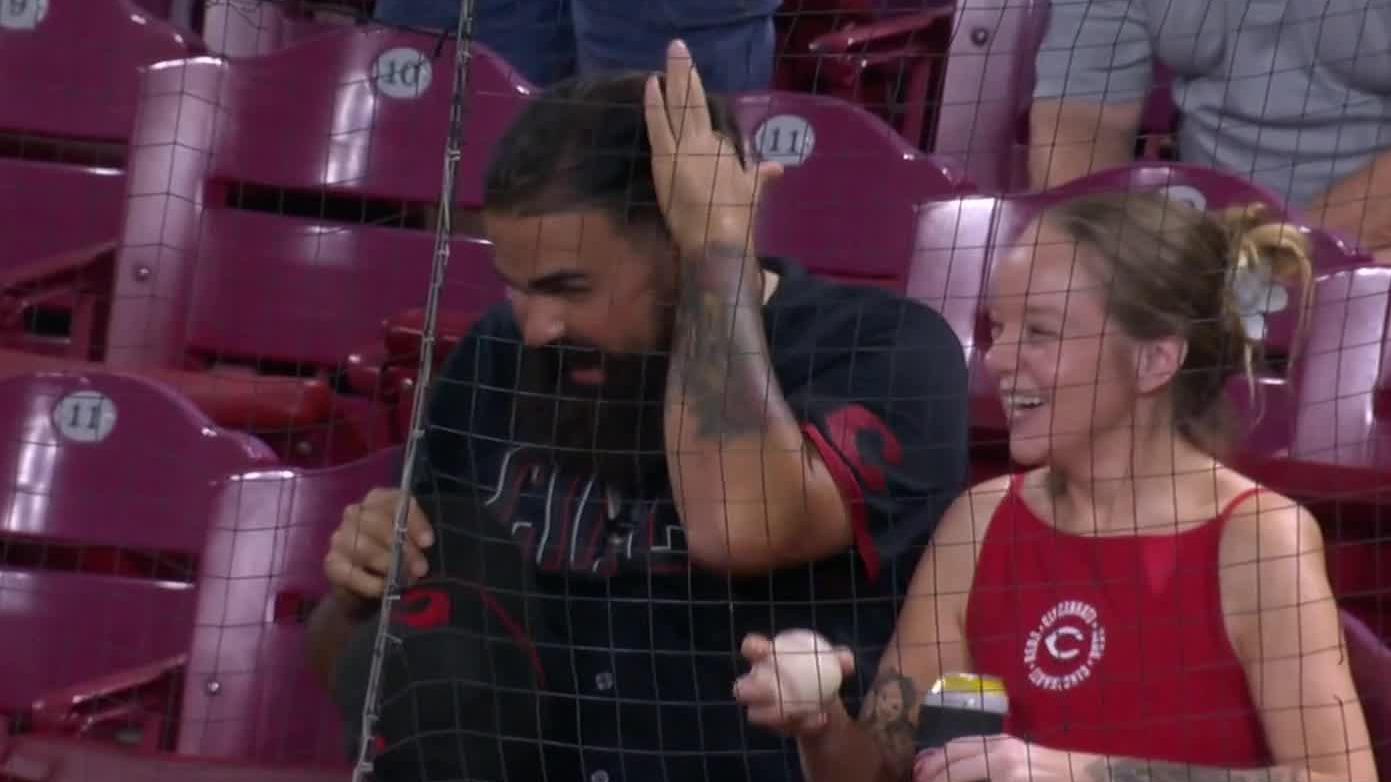 Padres fan just misses out on a foul ball souvenir