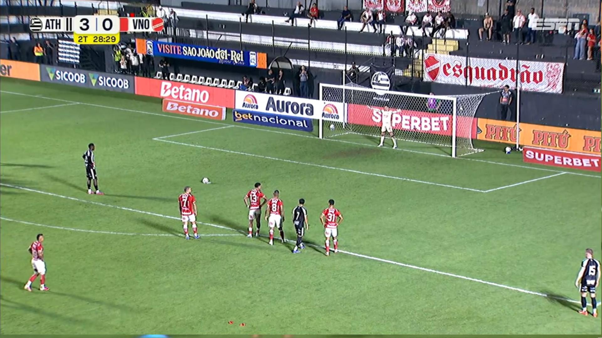 VIROU GOLEADA! Aponzá faz, de pênalti, o quarto gol do Athletic contra o Vila Nova; VEJA