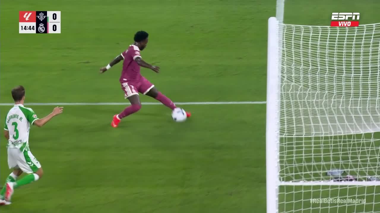¡El palo le negó el gol a Vinicius!