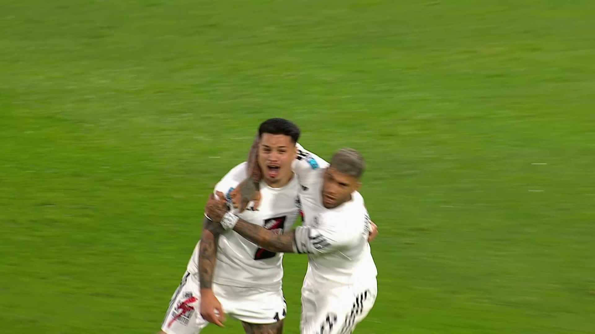 Volea y a cobrar: golazo de Alexander Díax para empatar el Riestra