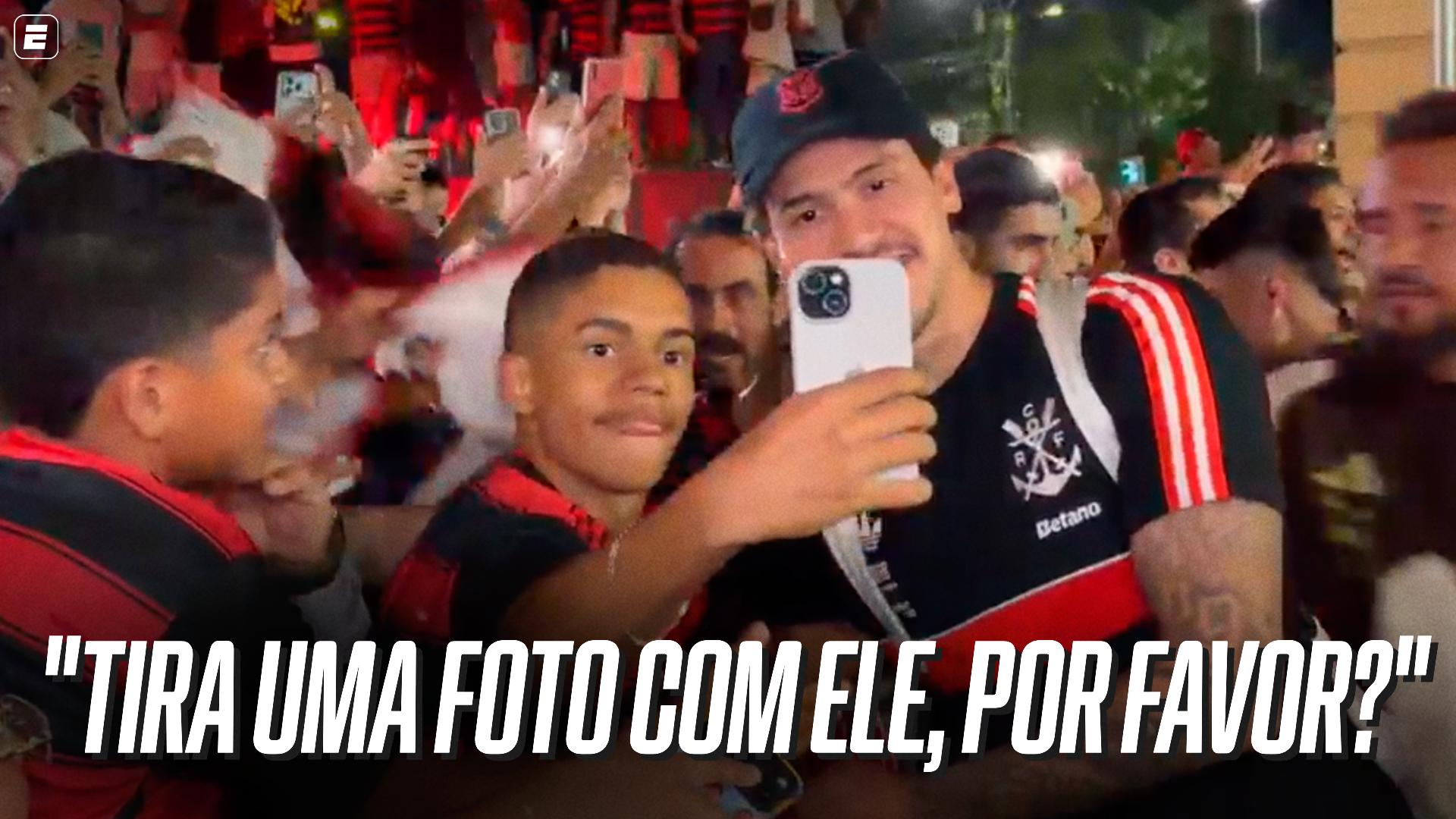 Pedro faz alegria de crianças na chegada do Flamengo a Belém antes de jogo contra o Remo; VEJA