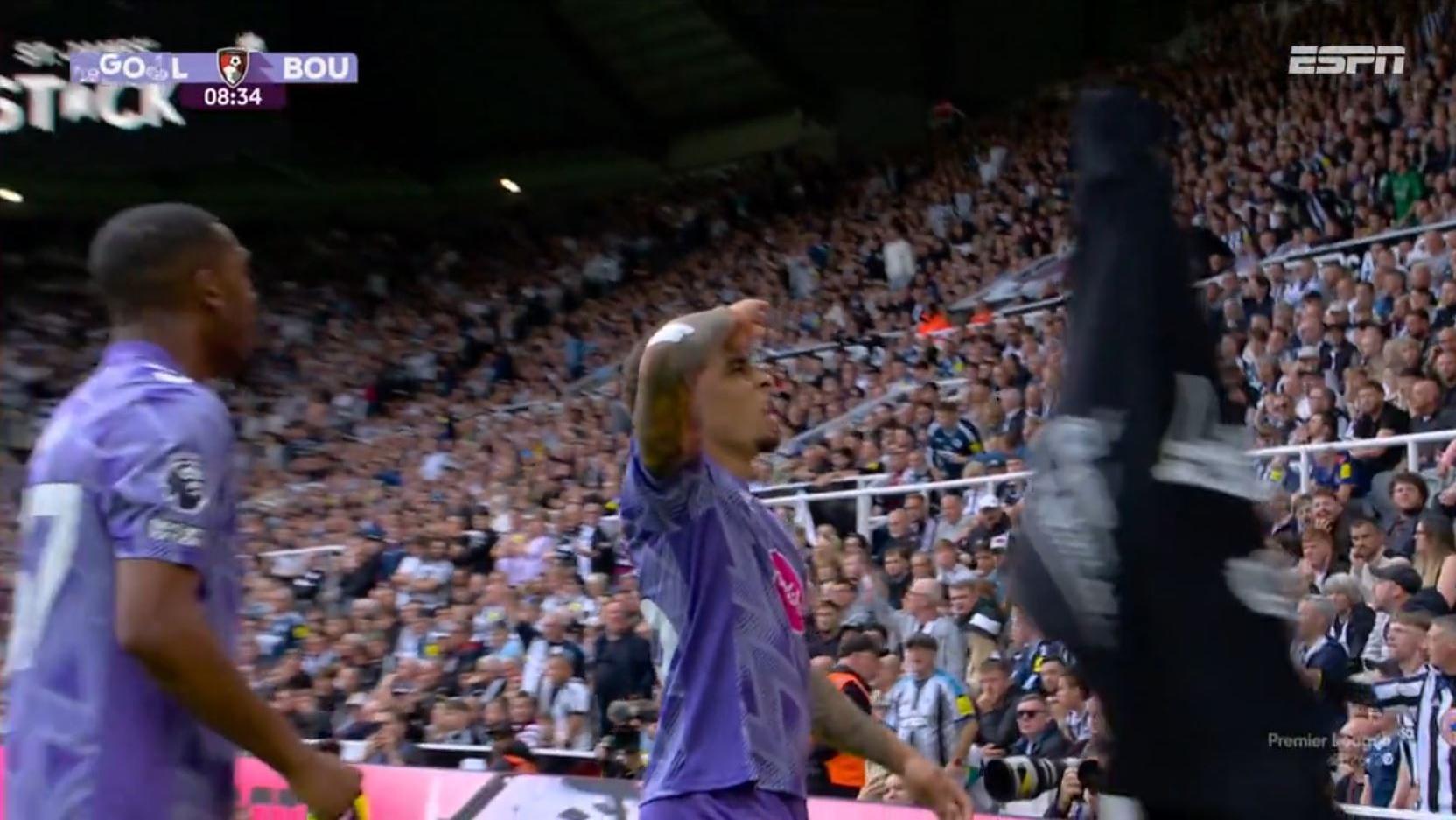 Gol do Bournemouth! Tavenier aproveita sobra em chute desviado e abre o placar contra o Newcastle