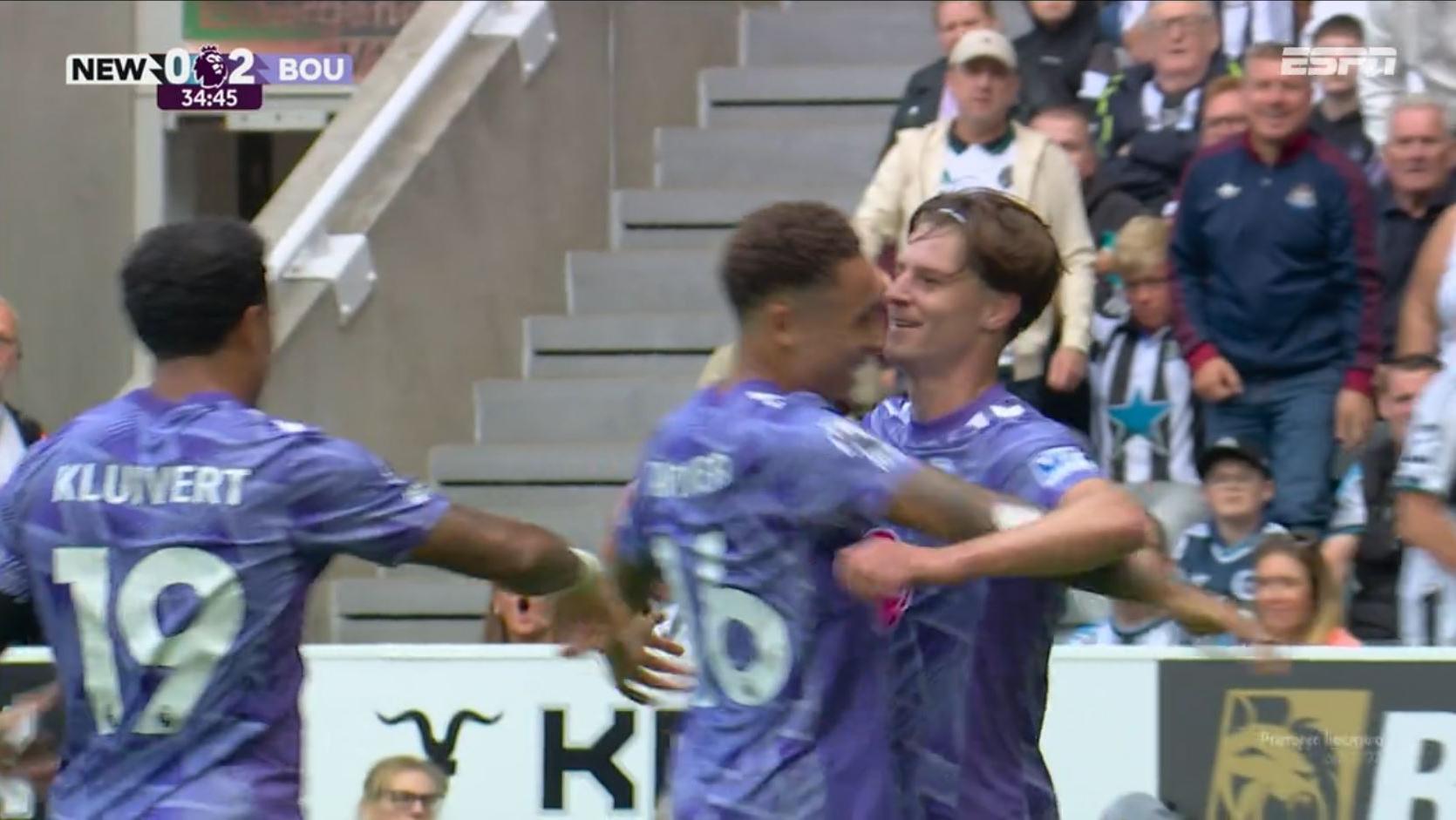 Gol do Bournemouth! Scott chuta e conta com desvio em desvio em Thiaw para encobrir o goleiro e fazer 2 a 0
