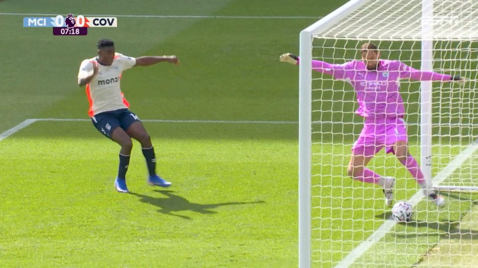O QUE É ISSO, DONNARUMMA? Goleiro do Manchester City falha, mas evita gol contra bizarro