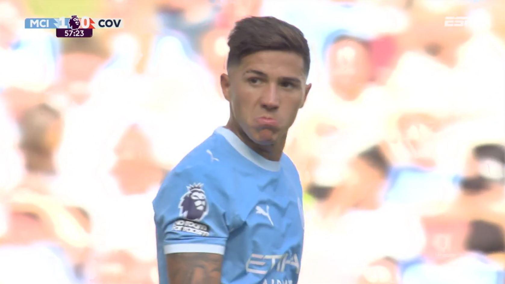 Seria uma linda assistência! Enzo Fernández encontra Haaland na área com belo passe, mas argentino estava impedido