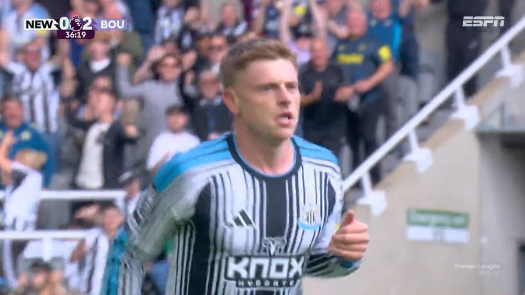 Golaço do Newcastle! Harvey Barnes tira a marcação e manda no ângulo para diminuir a desvantagem
