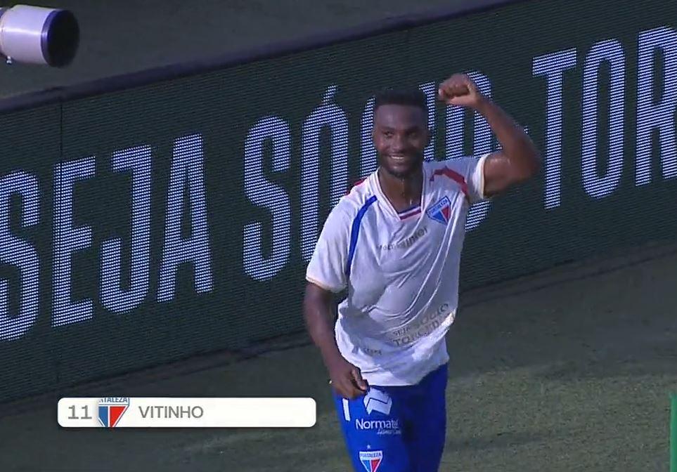 Gol do Fortaleza! Vitinho acerta lindo chute de canhota e abre o placar contra o Goiás na Serrinha
