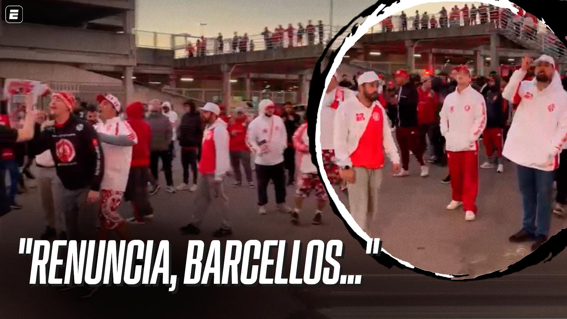 Torcedores do Inter se revoltam após derrota para o Santos e cobram renúncia de Alessandro Barcellos; VEJA protesto