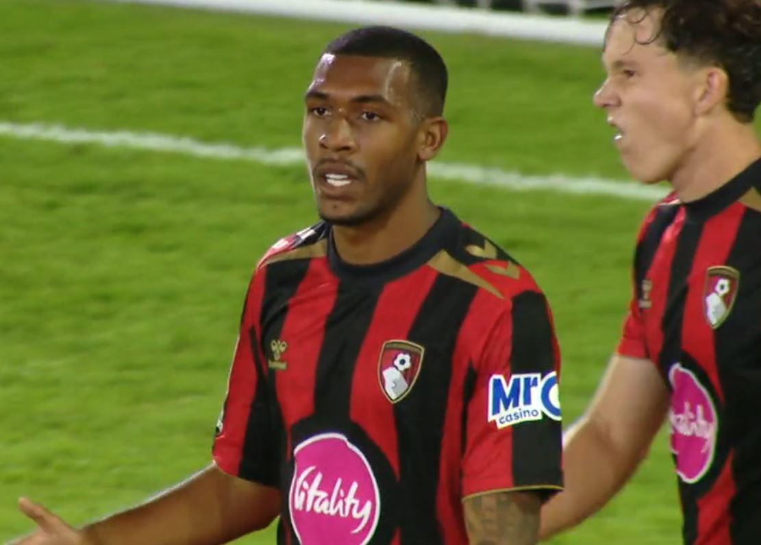 Gol de Rayan! Brasileiro sai do banco e não perdoa de canhota para fechar goleada do Bournemouth