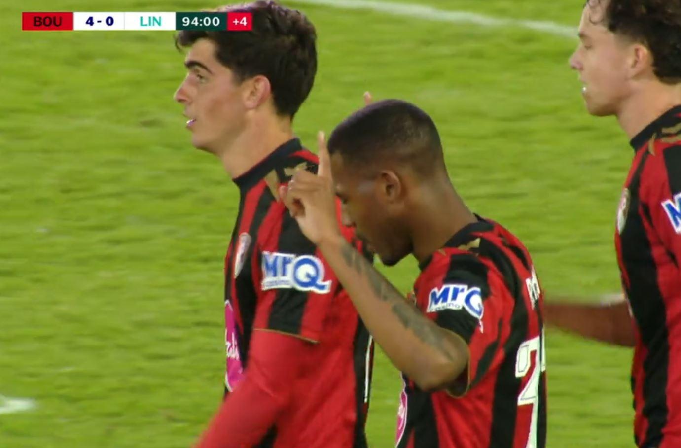 Teve gol do Rayan hoje! VEJA o chute decisivo do brasileiro na vitória do Bournemouth pela Copa da Liga Inglesa