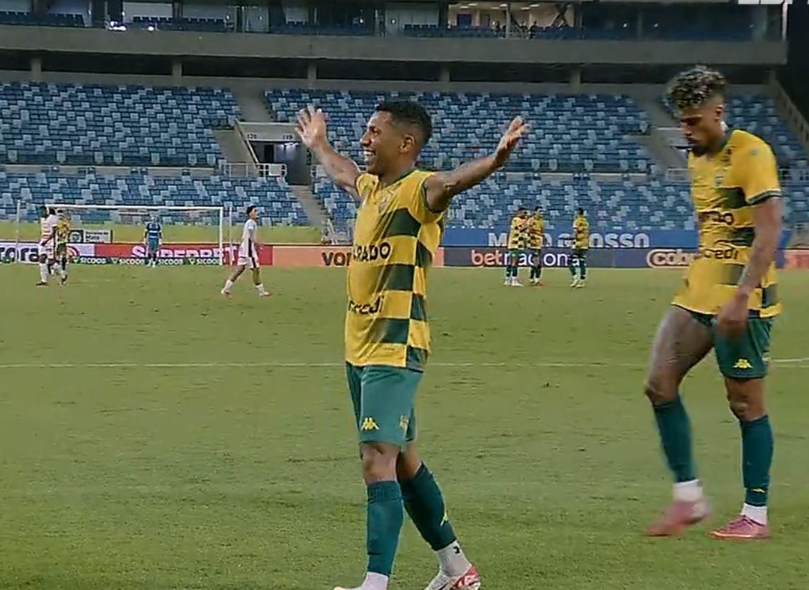 Gol do Cuiabá! Jean Dias dá lindo toque de cobertura e faz o terceiro contra o Athletic; VEJA
