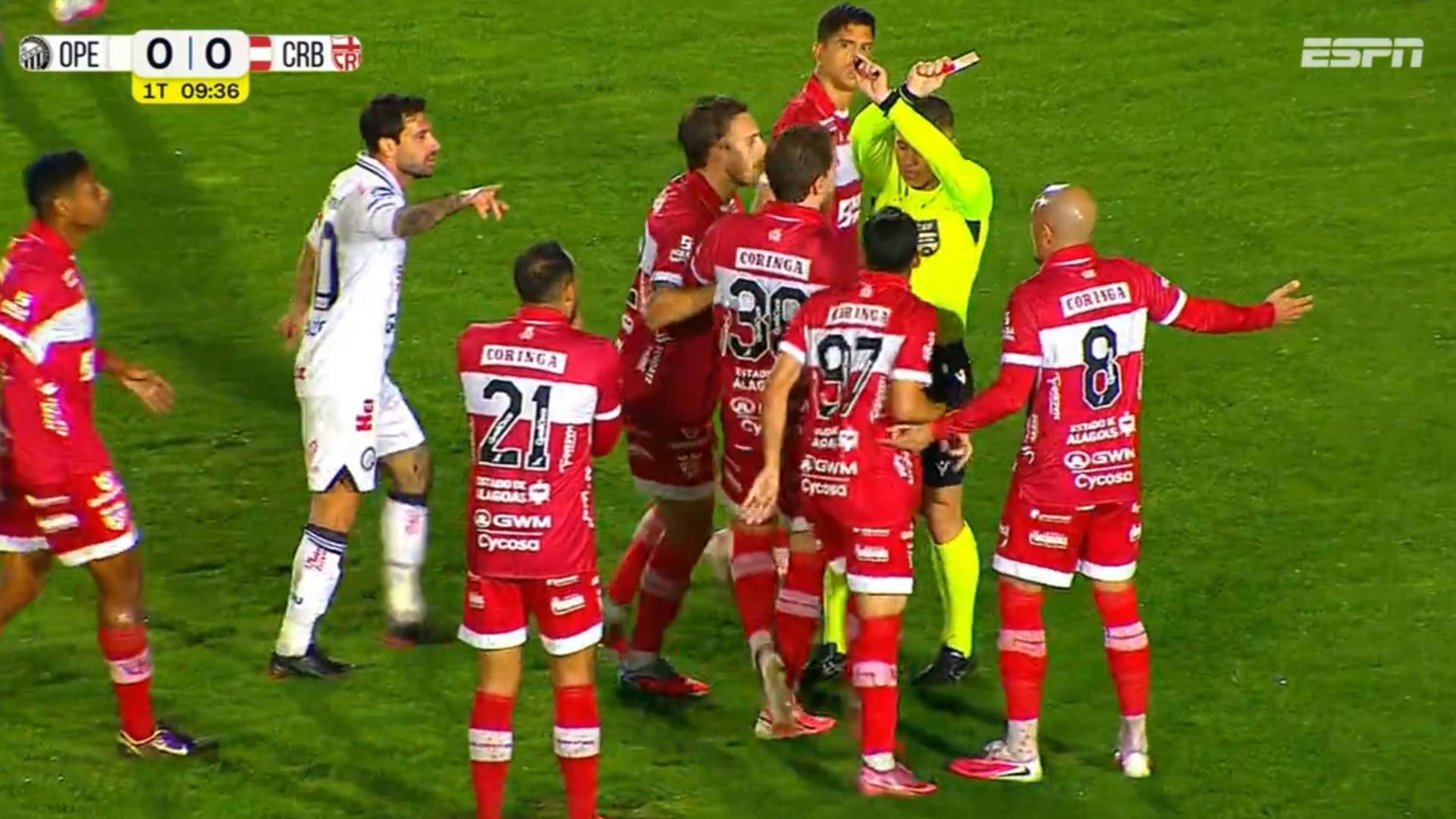 Expulsão polêmica na Série B! Lucas Lovat, do CRB, leva cartão vermelho após impedir contra-ataque do Operário