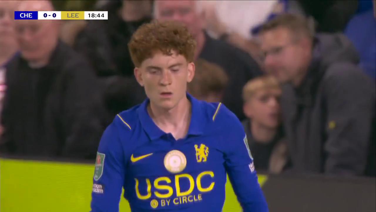 En medio de abucheos en Inglaterra, el Colo Barco se resbaló y Lacroix tuvo un gesto espectacular