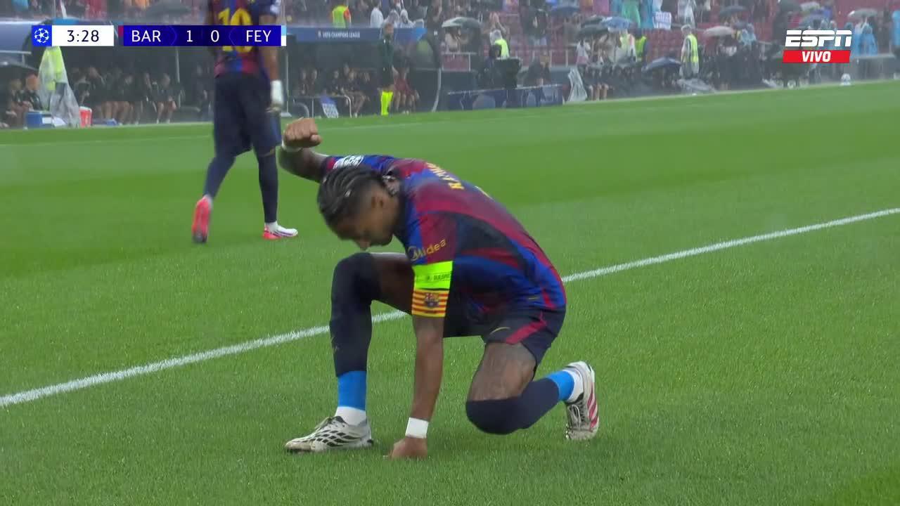 ¡Raphinha desparramó a la defensa del Feyenoord y abrió el marcador para el Barcelona!