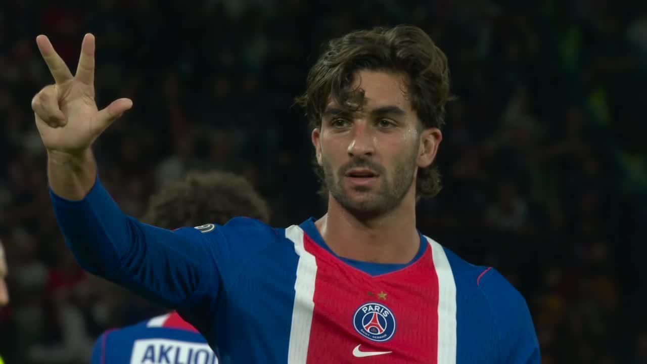 Se lleva la pelota: Ferrán Torres marcó el 5-0 ante Slovan Bratislava y selló su hat-trick