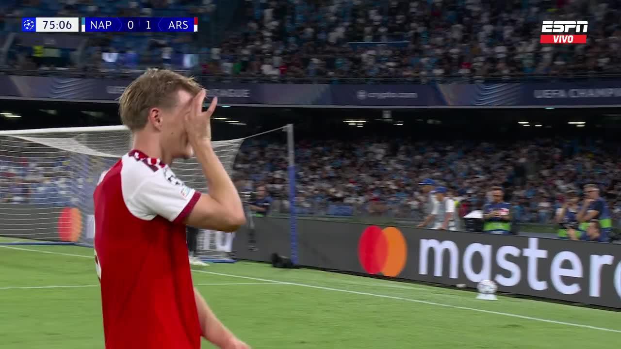 Bombazo de película de Odegaard y el Arsenal rompió el cero ante Napoli