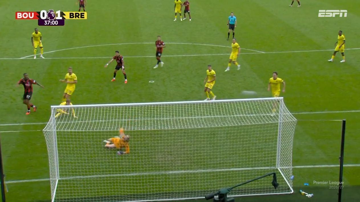 Rayan fica à frente do gol e perde oportunidade inacreditável contra o Brentford; VEJA