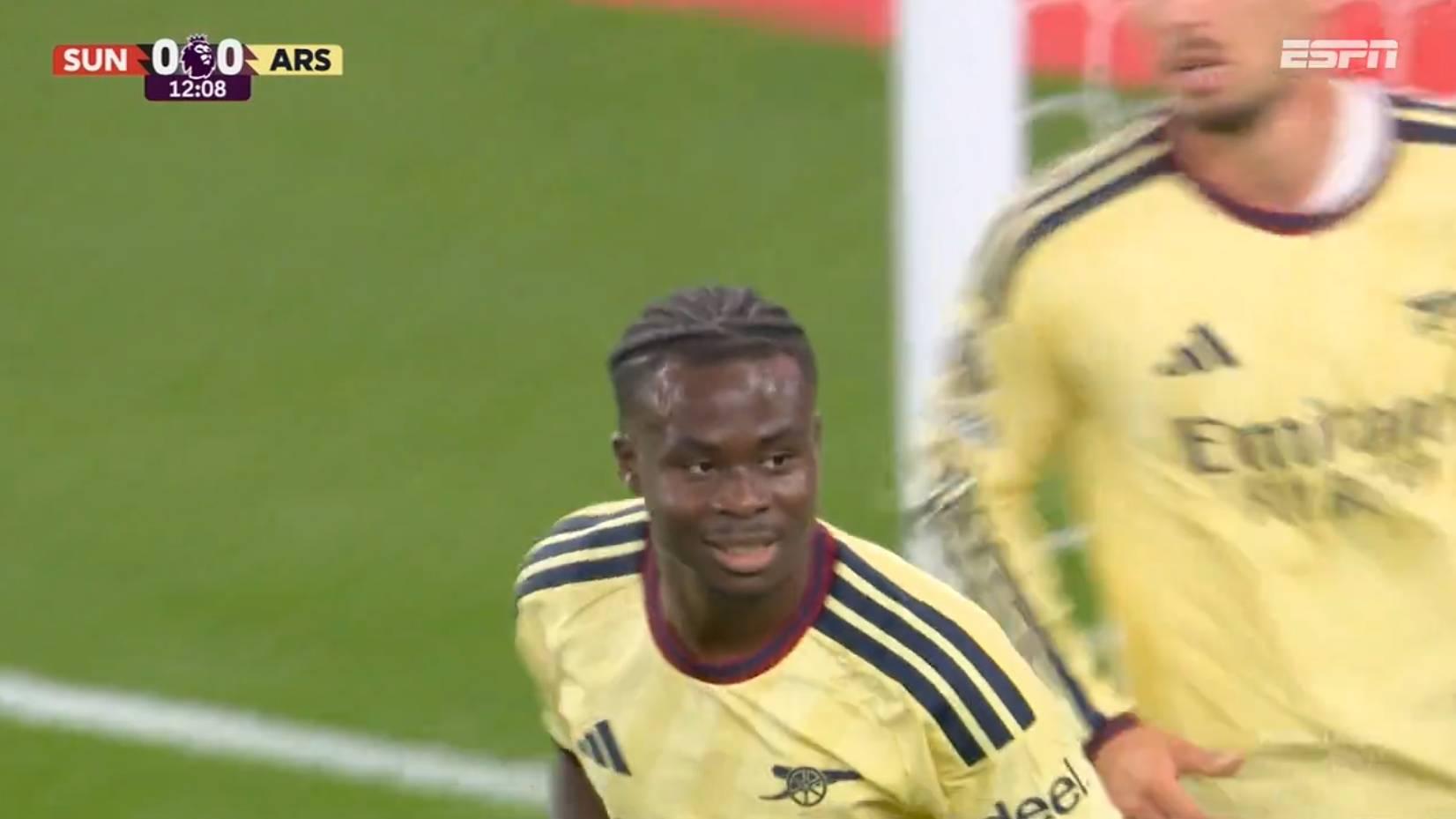Chega o Arsenal! Saka recebe cruzamento de Declan Rice, mas para em boa defesa do goleiro do Sunderland