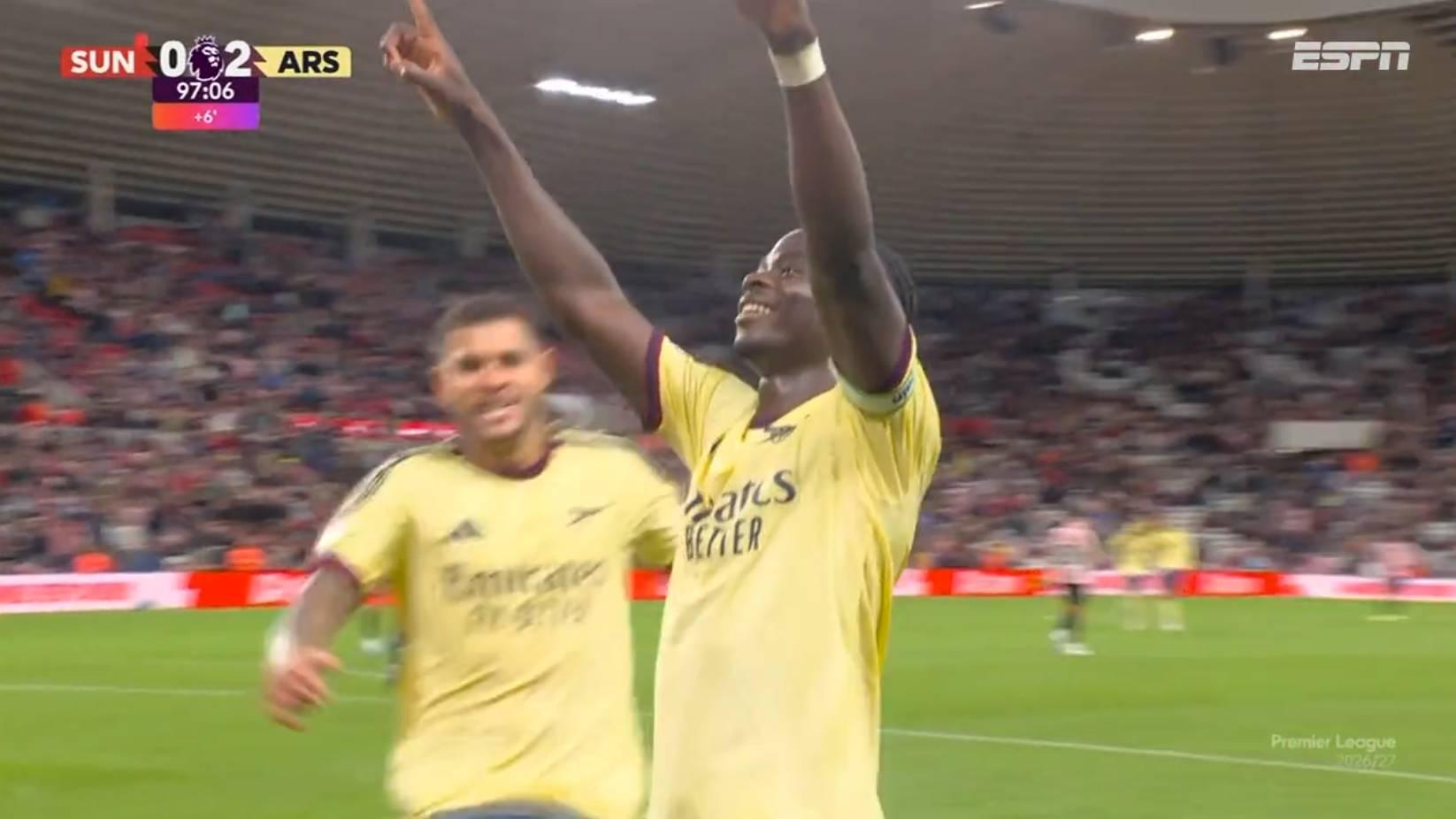 Gol do Arsenal! Saka converte pênalti e faz 2 a 0 no Sunderland