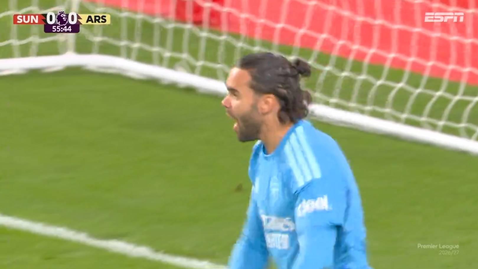 Salva, Raya! Goleiro do Arsenal se estica, defende pênalti de Le Fee e dvita gol do Sunderland