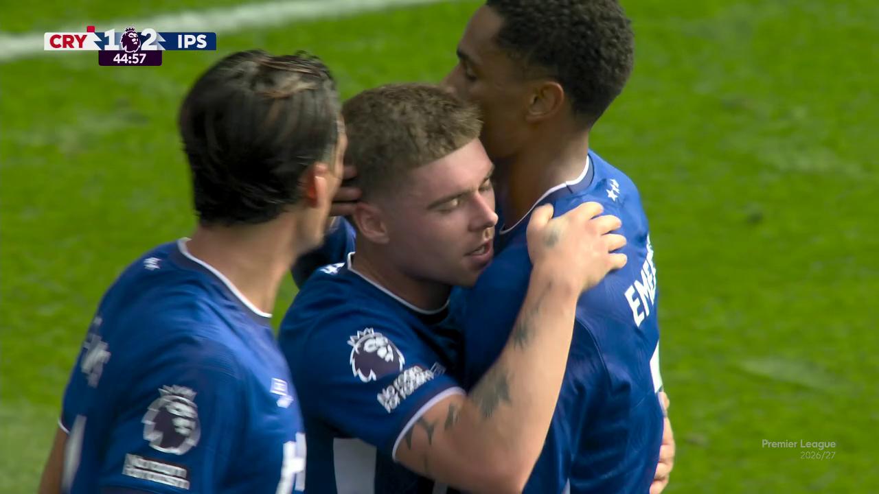 ¡Dos cabezazos en el área, es gol: Davis adelantó al Ipswich!