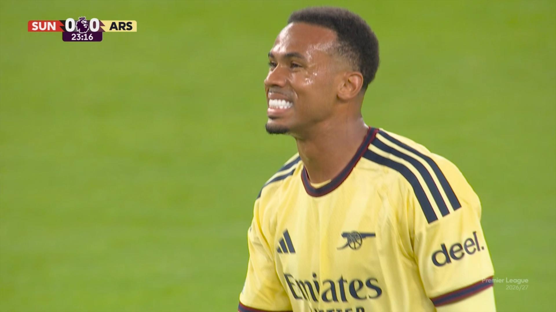 ¡Pasó cerquita, cerquita! Gabriel probó desde afuera del área frente al Sunderland