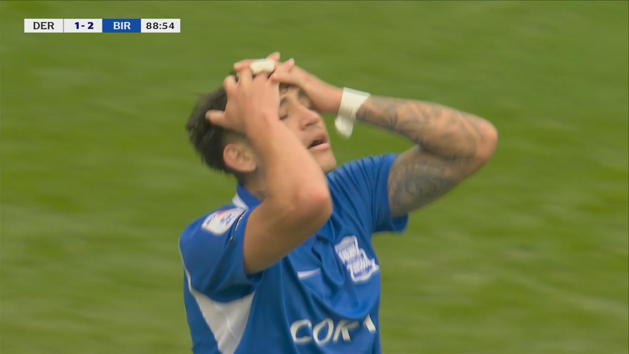 A los errados del año: Luís Vázquez falló un gol increíble ante el Derby County