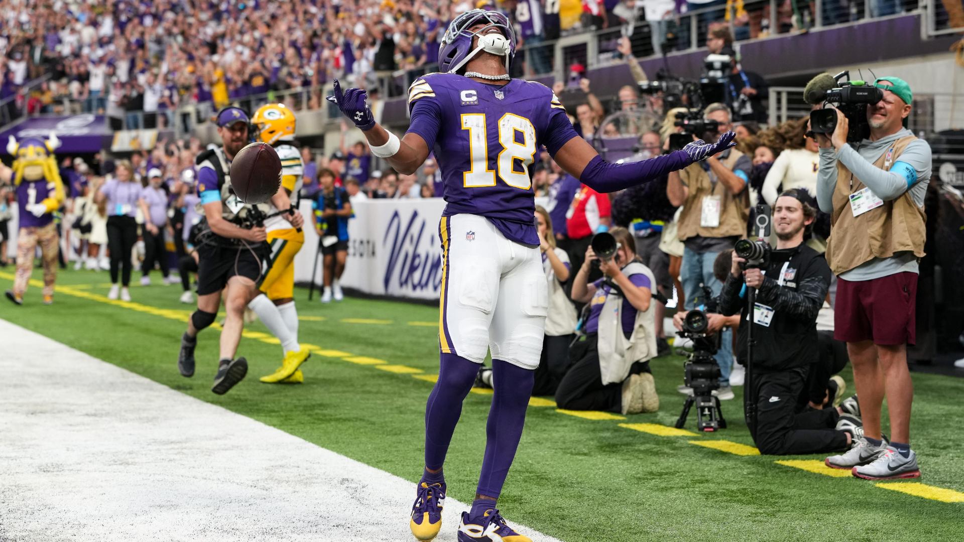 Justin Jefferson dives for the pylon to pad Vikings' lead