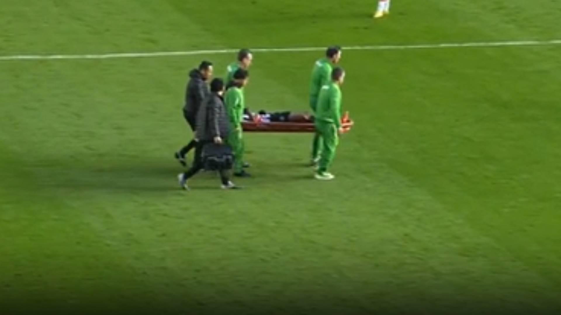 Cenas fortes! Jogador do Athletic deixa campo de maca após choque de cabeça contra o Juventude na Série B; VEJA