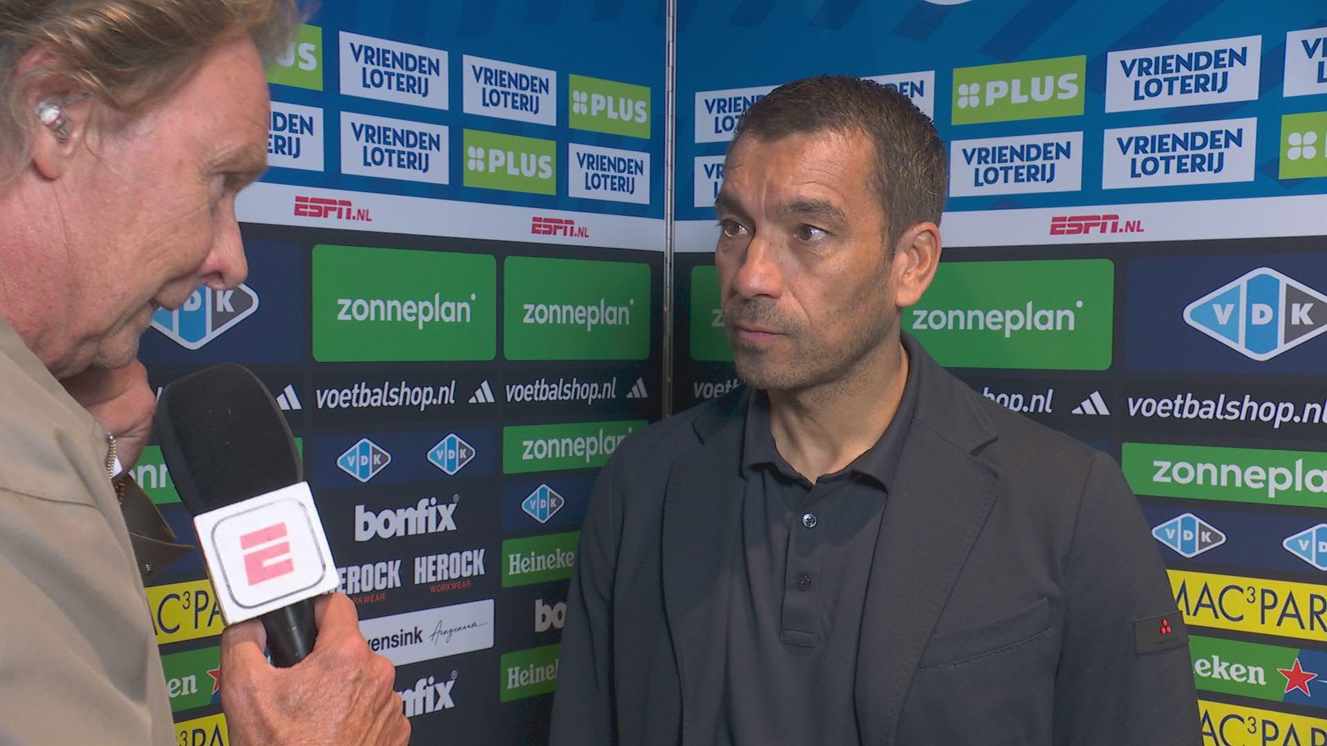 Van Bronckhorst tevreden na ruime overwinning: "Beste helft als trainer"